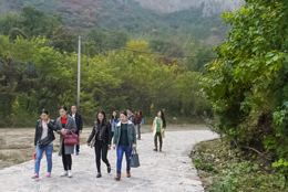 重陽登高慈云寺，山環(huán)水繞樂開懷